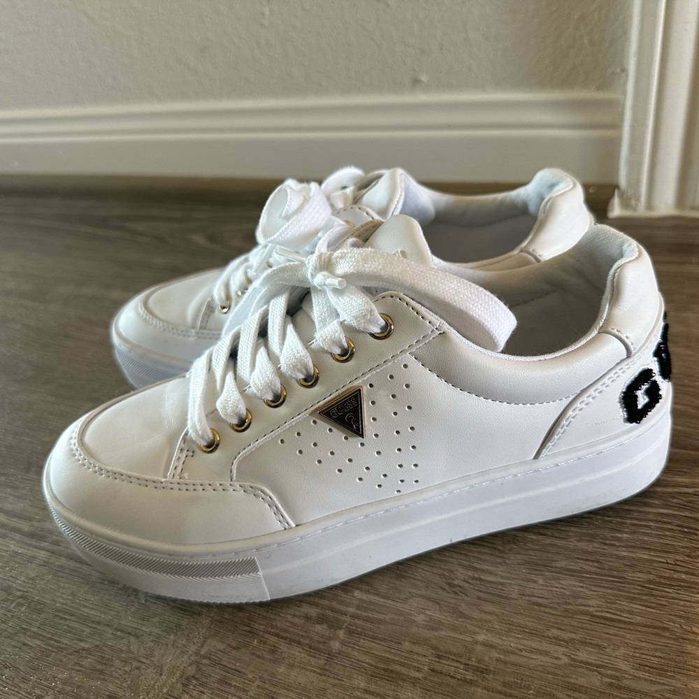 GUESS WHITE SNEAKERS